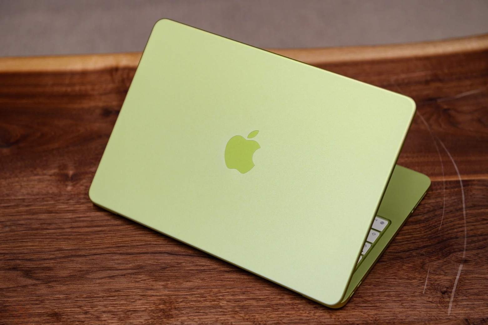 Trên tay MacBook Neo: Mỏng nhẹ, A18 Pro, pin xem video 16 giờ 9 Trên tay MacBook Neo thân máy mỏng nhẹ 1.23kg