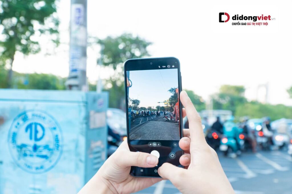 Trên tay Samsung Galaxy A37 – Camera OIS, màn hình AMOLED 1900 nits trong tầm tay tầm trung 30 Galaxy A37 chụp chân dung đẹp, quay video mượt với nhiều tính năng camera ấn tượng.