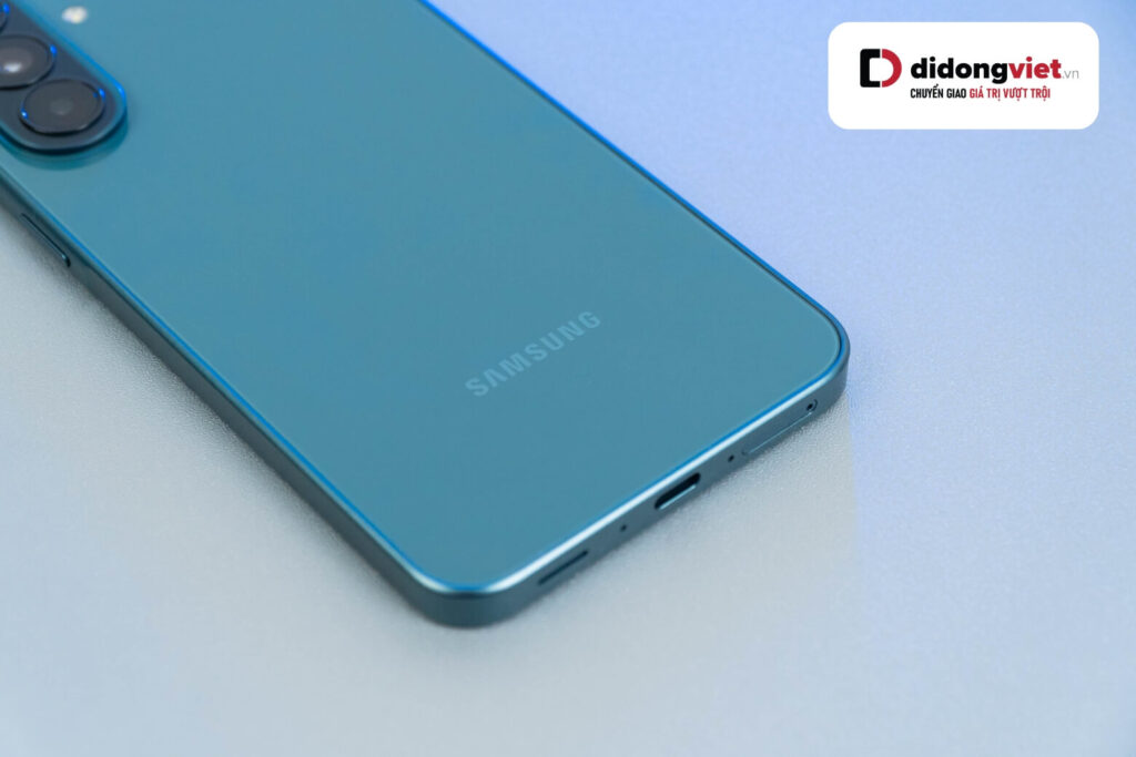 Trên tay Samsung Galaxy A37 – Camera OIS, màn hình AMOLED 1900 nits trong tầm tay tầm trung 21 Galaxy A37 nâng tầm phân khúc với mặt lưng kính Gorilla Glass Victus+.