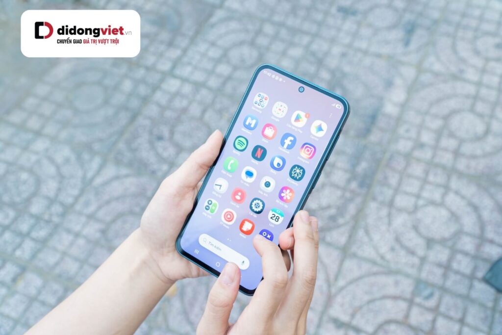Trên tay Samsung Galaxy A37 – Camera OIS, màn hình AMOLED 1900 nits trong tầm tay tầm trung 25 Galaxy A37 sở hữu màn hình lớn 6.7 inch Infinity-O, vừa đã mắt vừa dễ cầm.