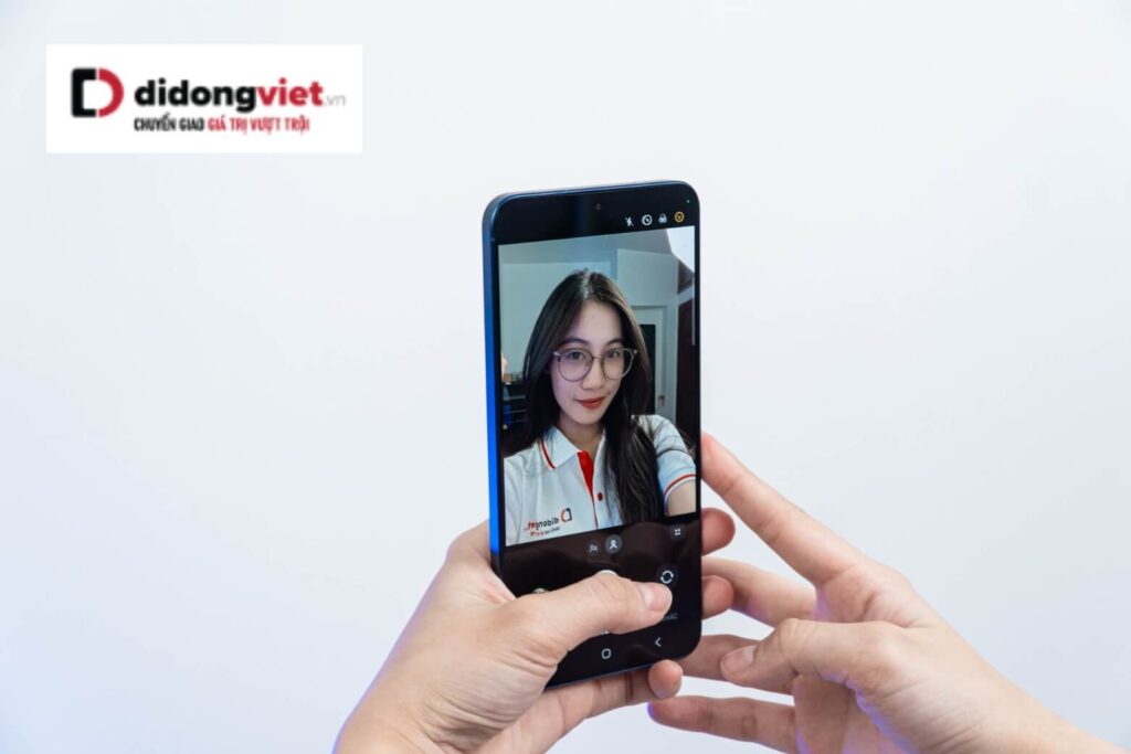 Trên tay Samsung Galaxy A57 - Thiết kế mỏng nhất dòng Galaxy A, chip Exynos 1680 mạnh mẽ 24 Galaxy A57 5G: góc rộng 12MP, macro 5MP, selfie Portrait tự nhiên, quay 4K ổn định nhờ OIS.