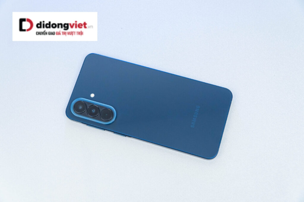 Trên tay Samsung Galaxy A57 - Thiết kế mỏng nhất dòng Galaxy A, chip Exynos 1680 mạnh mẽ 19 Galaxy A57 5G thiếu jack 3.5mm và khe microSD, nên chọn bản 256GB nếu cần nhiều lưu trữ.