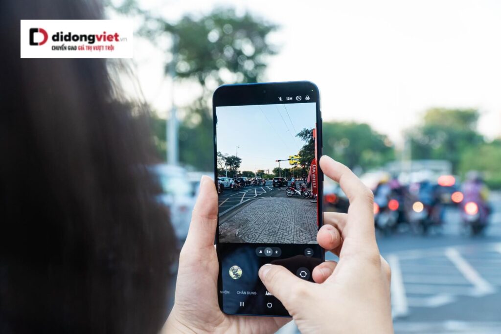 Trên tay Samsung Galaxy A57 - Thiết kế mỏng nhất dòng Galaxy A, chip Exynos 1680 mạnh mẽ 23 Galaxy A57 5G: chụp đêm ấn tượng nhờ OIS và AI, ảnh sáng rõ, ít nhiễu.