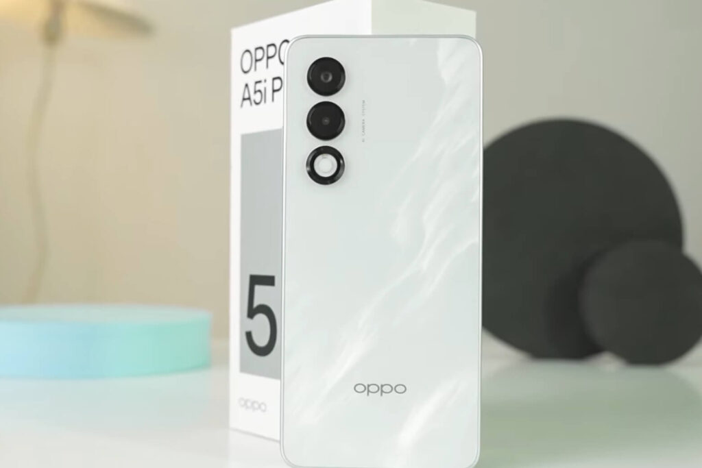 OPPO A5i Pro có mấy màu? Đánh giá chi tiết thiết kế và lớp phủ thực tế 8 Bản Trắng Vân Đá của OPPO A5i Pro có mặt lưng nhám mờ vân đá độc bản, ánh sáng đổi màu tinh tế.