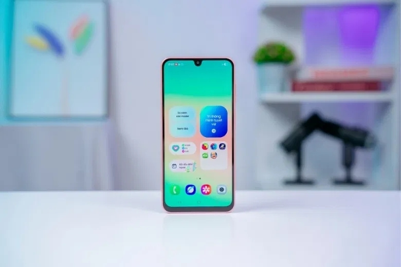 Cấu hình Samsung Galaxy A26: Giải mã thông số kỹ thuật và hiệu năng thực tế 6 Màn hình Super AMOLED 6.7 inch của Samsung A26 hiển thị chi tiết dưới ánh sáng ban ngày