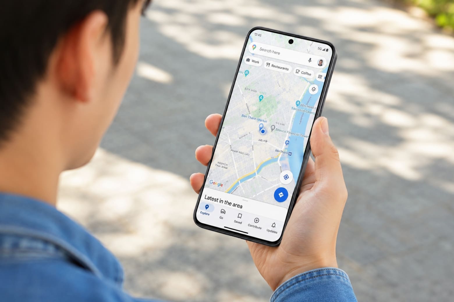 Màn hình điện thoại Samsung Galaxy A27 hiển thị bản đồ rõ nét ngoài trời nắng