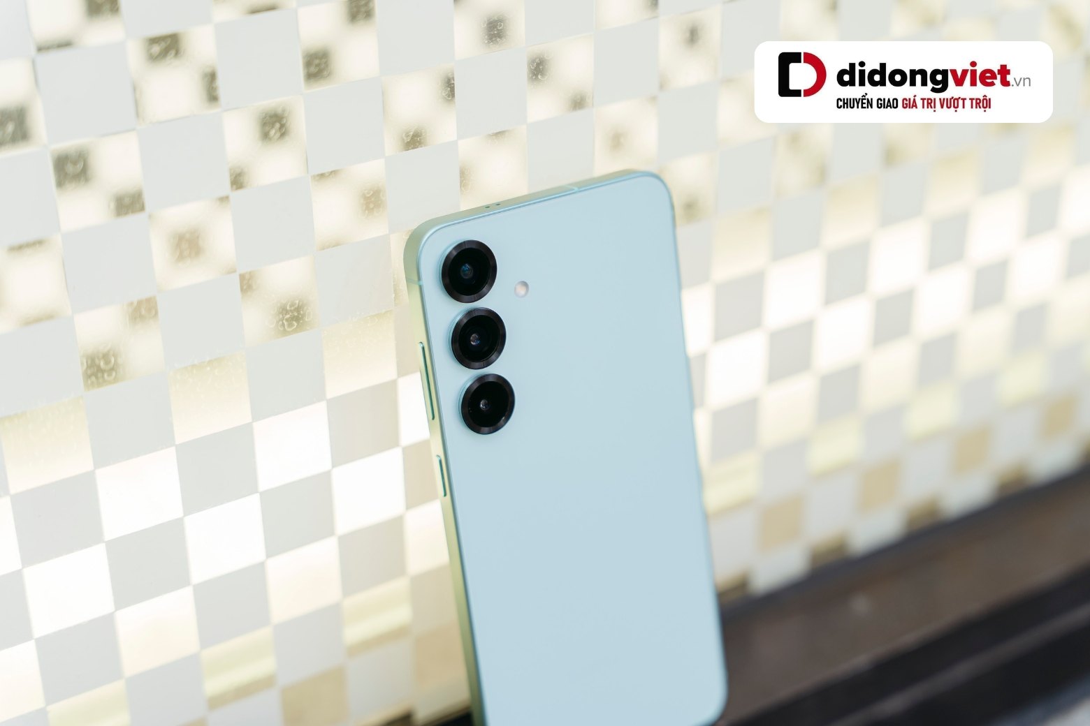 Đánh giá camera Samsung Galaxy S25 Plus: Có đáng mua năm 2026? 5 Đánh giá camera Samsung Galaxy S25 Plus cụm 3 ống kính