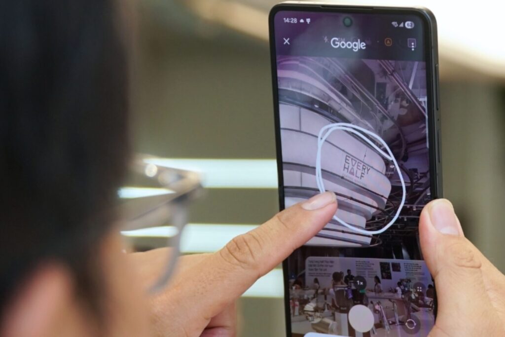 AI chỉnh sửa giúp xóa người, xóa vật thể và tối ưu ảnh tự động ngay trên máy, không cần app ngoài.