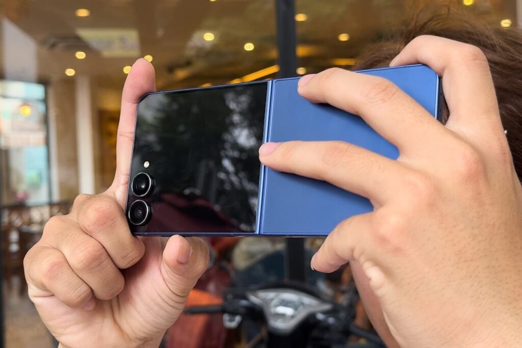 Đánh giá camera Z Flip7 nổi bật với FlexCam linh hoạt, camera 50MP chống rung và Galaxy AI thông minh.