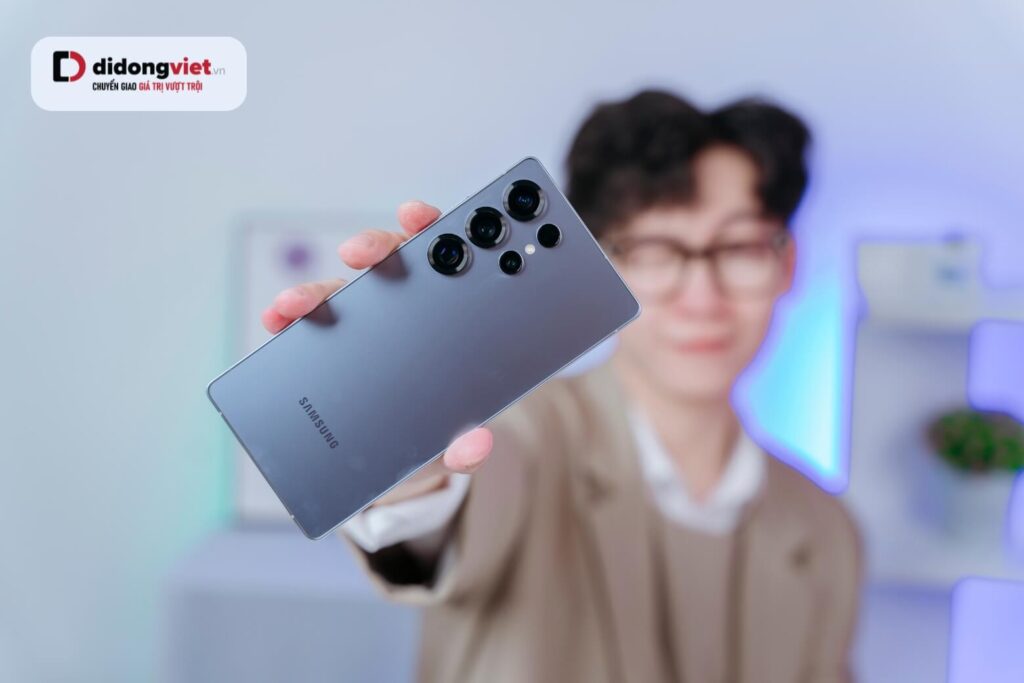 Đánh giá chi tiết camera Samsung Galaxy S25 Ultra sau hơn một năm ra mắt 17 Nightography chụp đêm tốt, nhưng cần lau sạch camera để tránh flare.