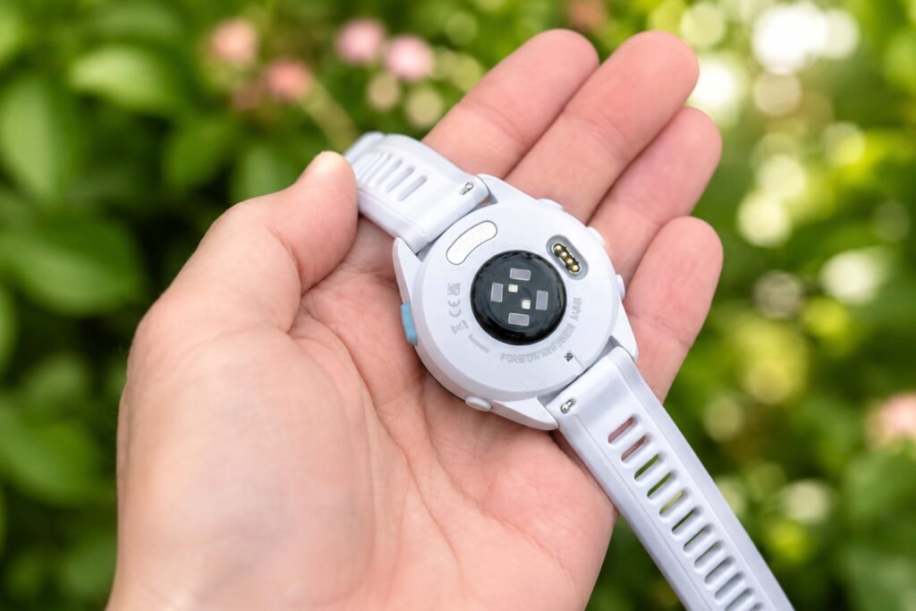 Garmin Forerunner 165 quản lý pin tốt, nhưng GPS và nghe nhạc offline sẽ khiến pin hao nhanh đáng kể.