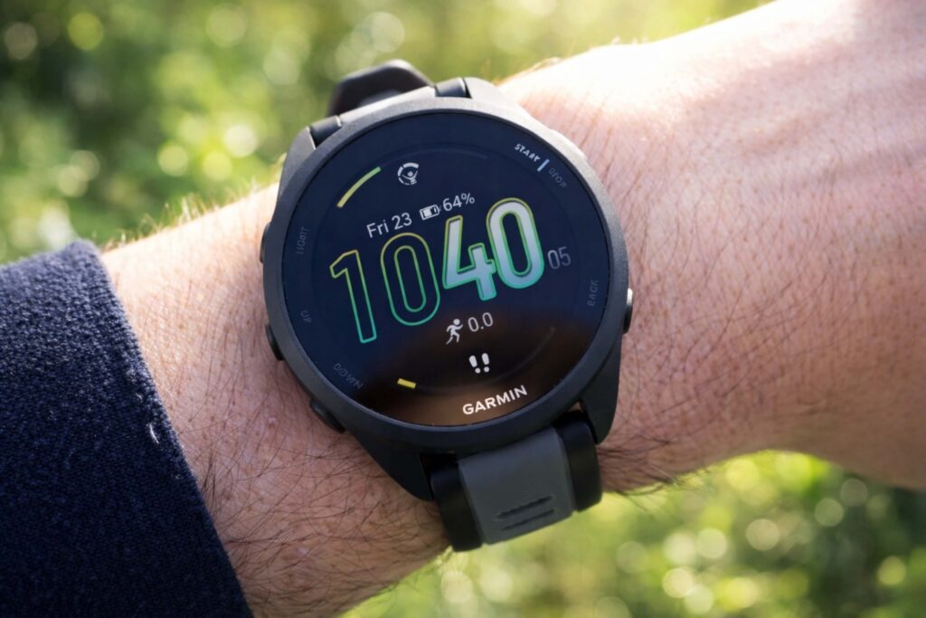 Garmin Forerunner 165 nổi bật với màn hình AMOLED và GPS tối ưu cho runner phong trào.