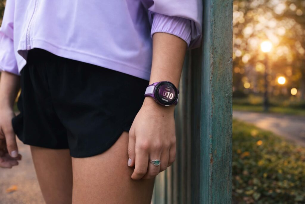 Garmin Forerunner 165 ghi điểm với thân vỏ resin siêu nhẹ, đổi lại cảm biến lật cổ tay có độ trễ nhẹ so với Apple Watch.