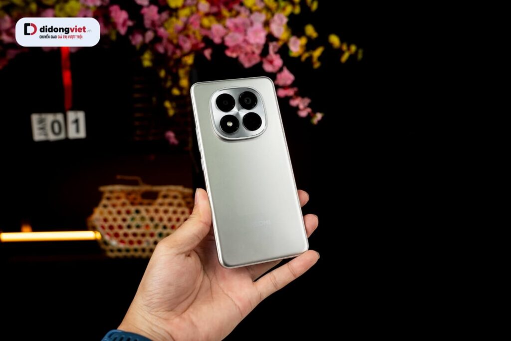 Ổn định cao, mát máy và pin lớn, nhưng GPU và phần mềm vẫn còn giới hạn khi chơi game nặng.