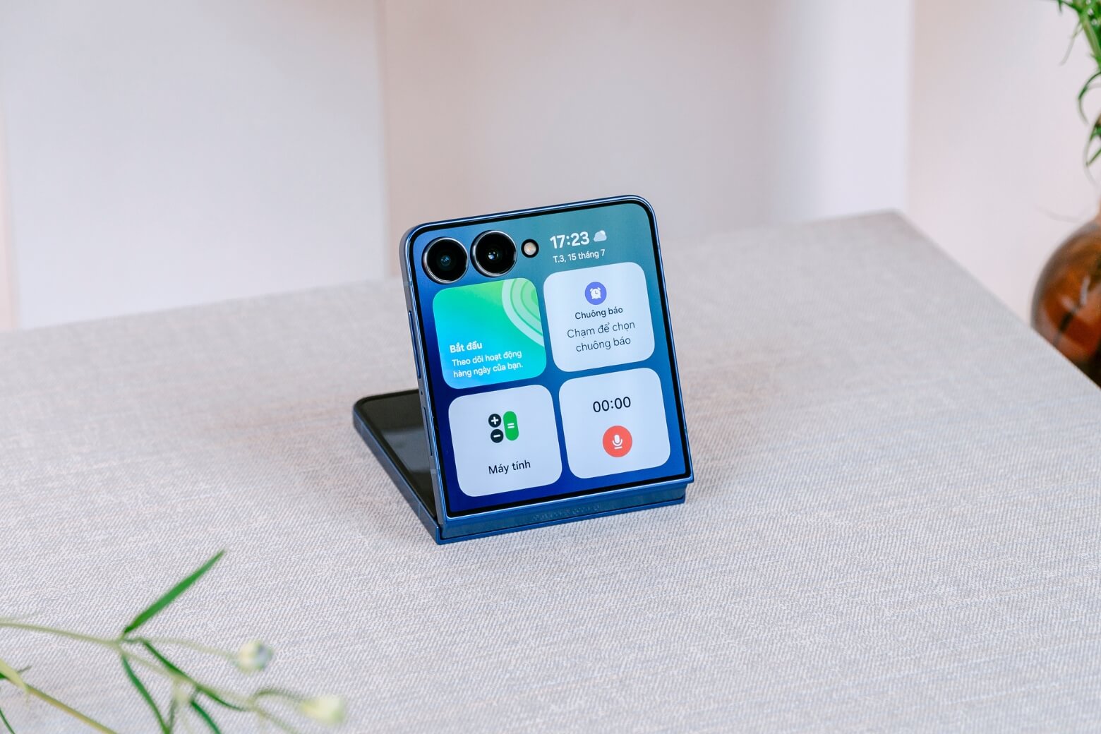 Sử dụng FlexWindow để xem thông báo giúp tiết kiệm pin Z Flip7
