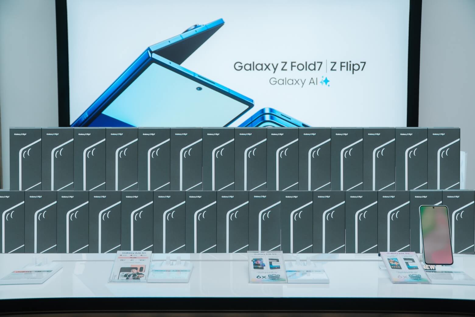 Đánh giá màn hình Samsung Galaxy Z Flip7 bảo hành