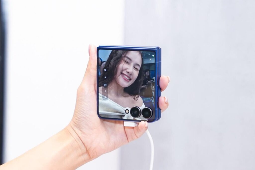 Đánh Giá Màn Hình Z Flip7 Sau 9 Tháng: Độ Bền Thực Tế Có Đáng Tin? 20 Nếp gấp trên Z Flip7 gần như “biến mất” trong quá trình sử dụng hàng ngày và chỉ lộ rõ ở một số góc sáng đặc biệt.