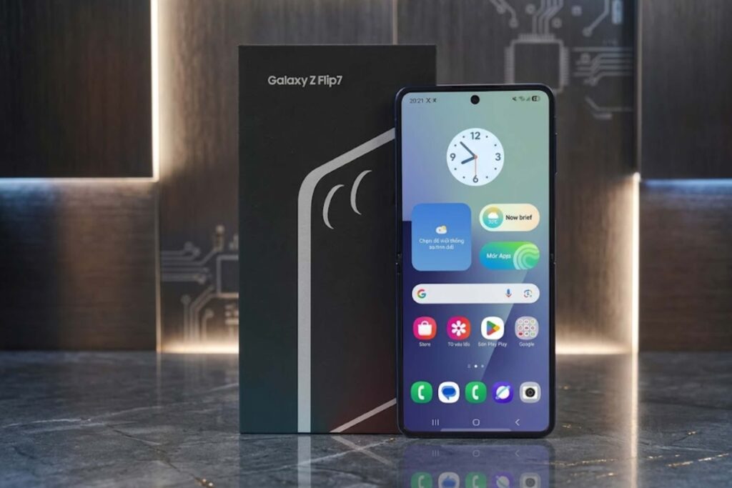 Đánh Giá Màn Hình Z Flip7 Sau 9 Tháng: Độ Bền Thực Tế Có Đáng Tin? 14 Màn hình LTPO 120Hz và tỷ lệ 21:9 giúp Z Flip7 vừa mượt mà vừa tối ưu trải nghiệm cầm nắm.