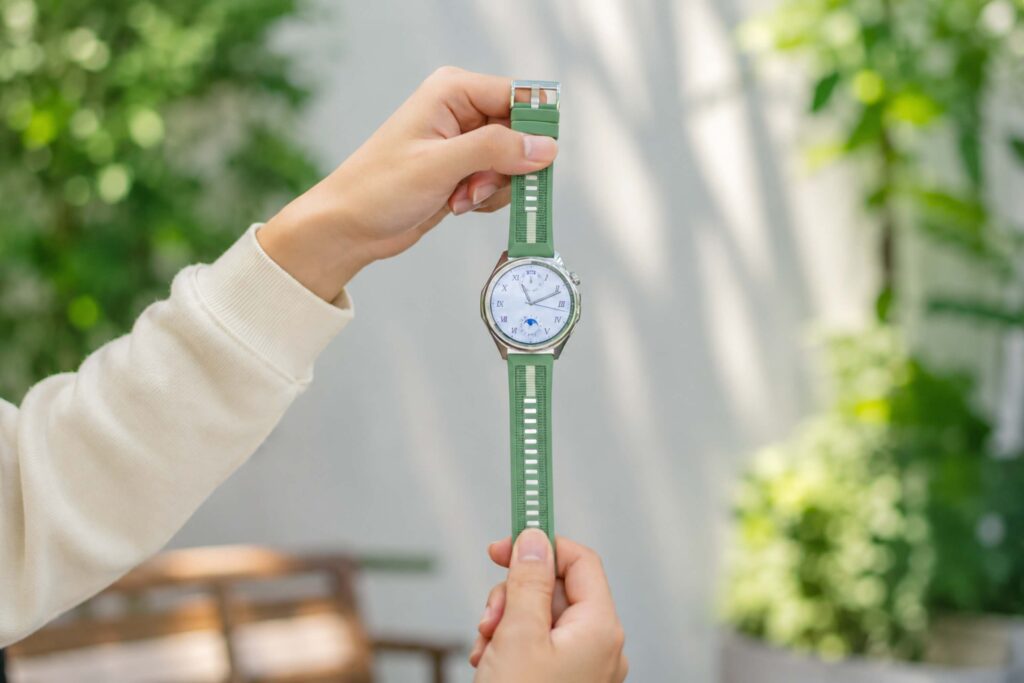 HUAWEI Watch GT6 46mm giữ thiết kế mỏng nhẹ 10,95 mm và 51,3 g dù sở hữu viên pin lớn.