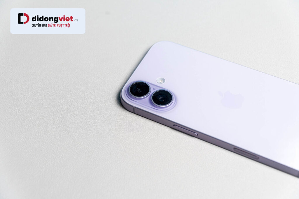 iPhone 17 màu trắng giữ giá tốt nhờ thiết kế bền đẹp và ít lộ hao mòn sau thời gian sử dụng.