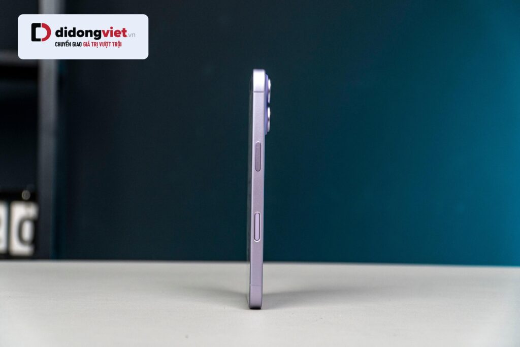iPhone 17 màu trắng che giấu vết xước tốt, giúp máy giữ độ mới lâu hơn các màu tối.