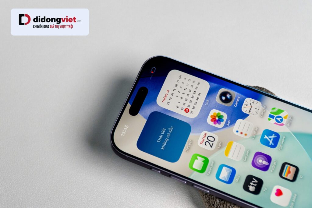 iPhone 17 màu trắng giữ giá tốt hơn nhờ ít lộ trầy xước và luôn có sức hút bền bỉ trên thị trường.