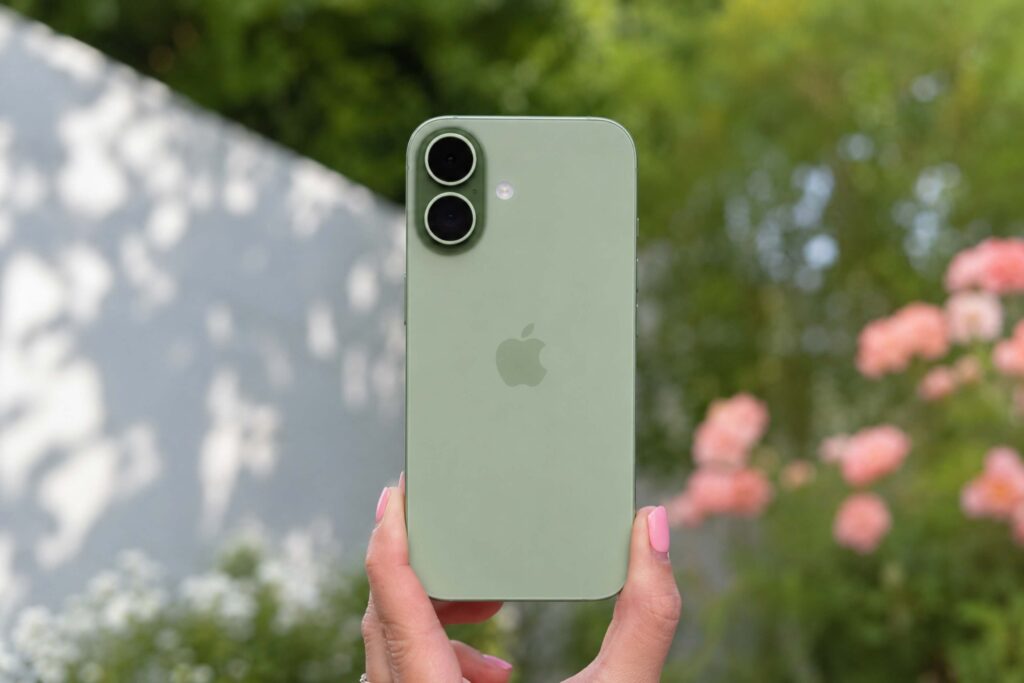 iPhone 17 Sage Green mang sắc xanh cân bằng, phù hợp phong thủy mệnh Mộc và Hỏa, tạo cảm giác may mắn và an tâm.