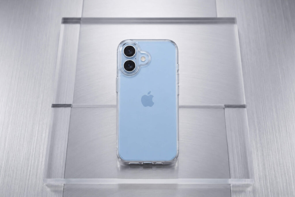 Ốp trong suốt làm mất hiệu ứng nhám nhưng giúp iPhone 17 Mist Blue trông xanh đậm hơn.