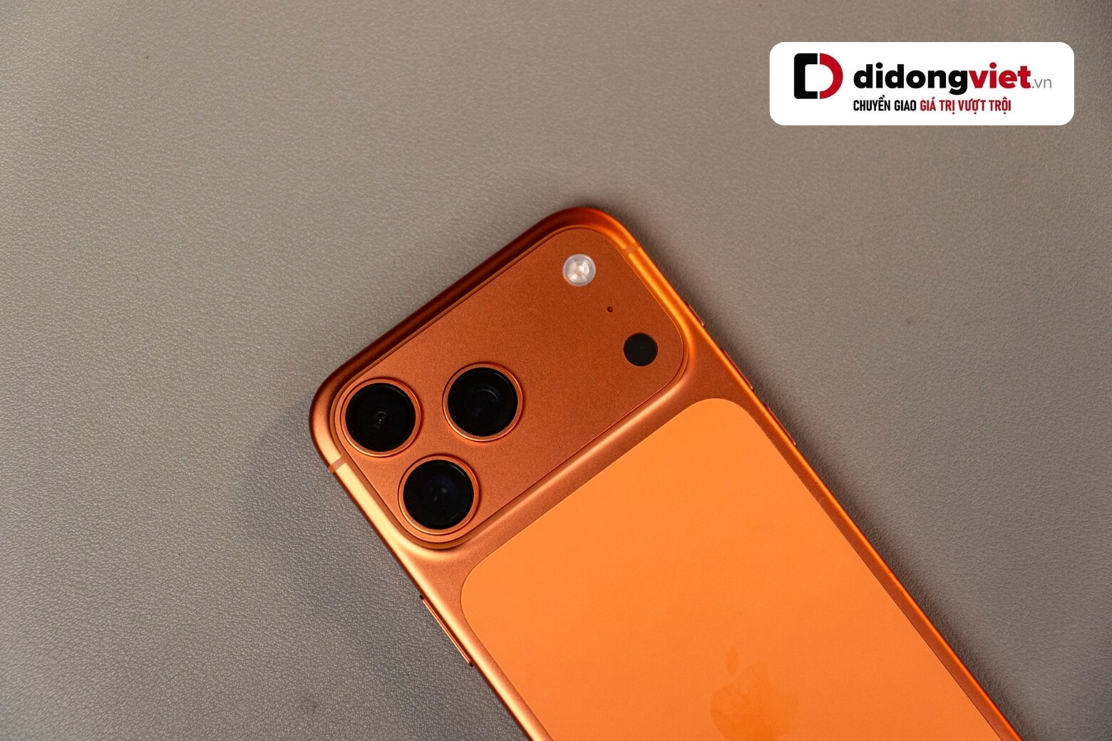 iPhone 17 Pro Max màu cam dưới ánh sáng