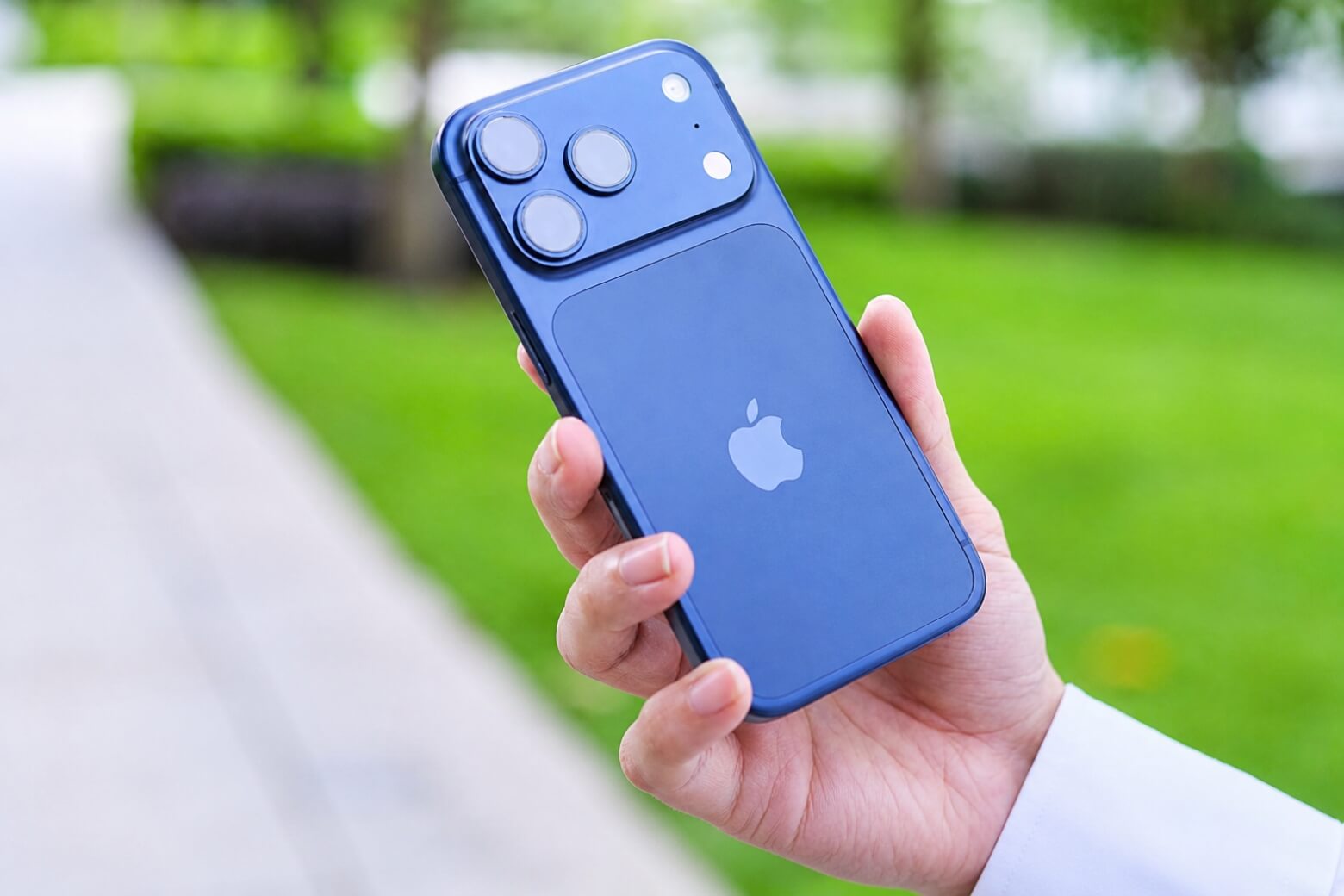 iPhone 17 Pro Max màu xanh đậm giá ổn định hơn