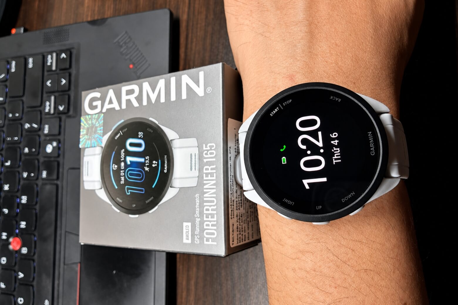 Mở hộp Garmin Forerunner 165 phụ kiện bên trong
