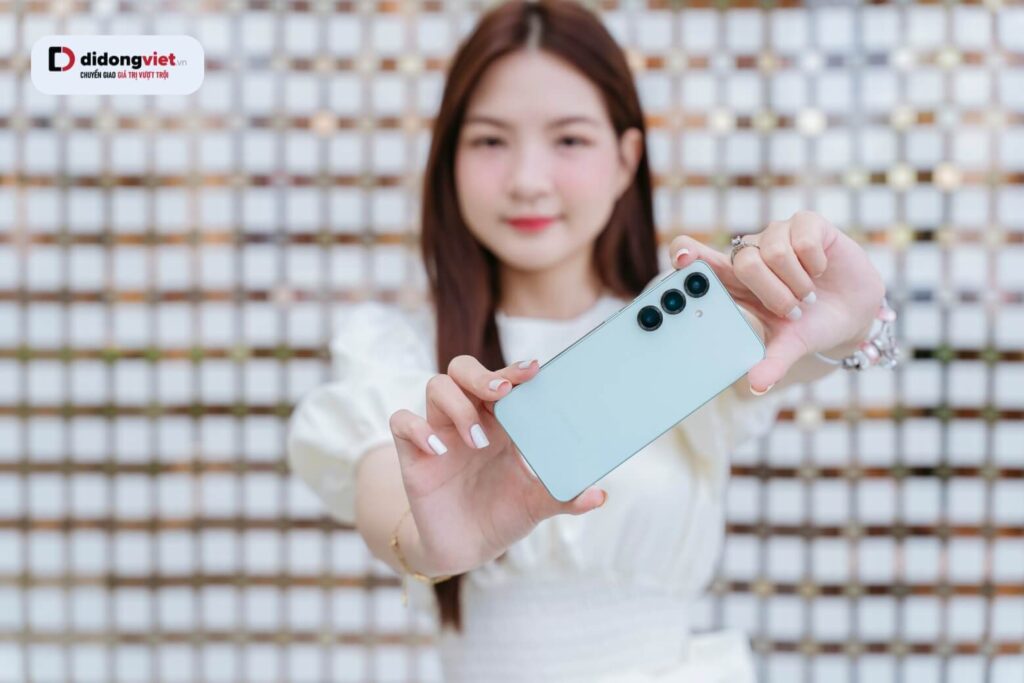 Samsung Galaxy S25 có mấy màu? Bảng màu thực tế và kinh nghiệm chọn mua năm 2026 25 Tiết kiệm khi mua máy trôi nổi có thể dẫn đến rủi ro sửa chữa lớn do mất chuẩn kháng nước và độ khít linh kiện.