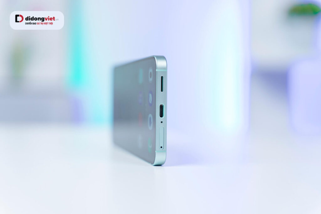 Samsung Galaxy S25 có mấy màu? Bảng màu thực tế và kinh nghiệm chọn mua năm 2026 26 Khung Armor Aluminum 2.0 bền màu và khó bong tróc, nhưng vẫn cần ốp lưng hoặc bảo hành rơi vỡ để đảm bảo an toàn.
