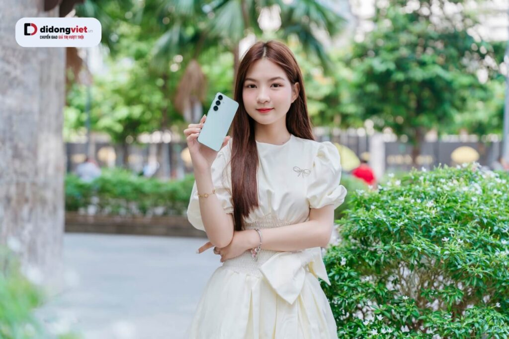 Samsung Galaxy S25 có mấy màu? Bảng màu thực tế và kinh nghiệm chọn mua năm 2026 22 Màu sáng như Bạc Shadow, Xanh Icy giúp che vết xước khung viền tốt hơn màu tối khi dùng trần.