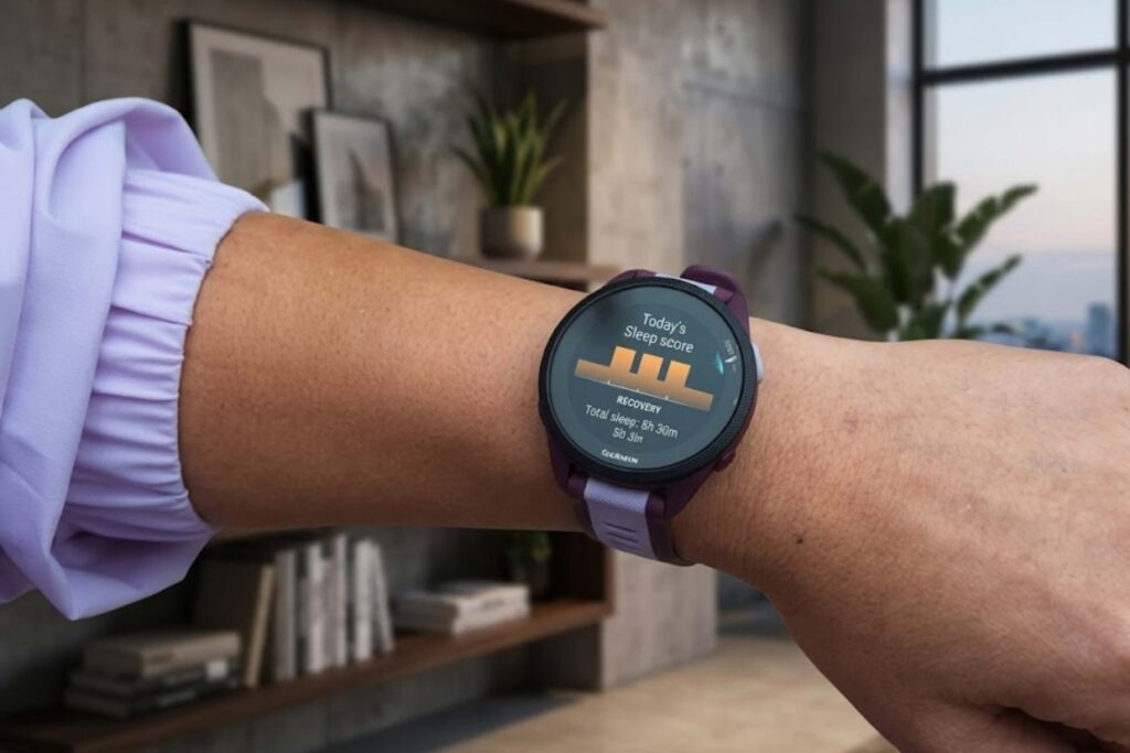 Forerunner 165 tối giản, nhẹ 39g với một kích thước 43mm
