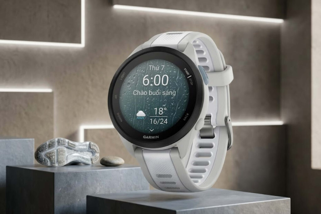 AMOLED 1.2 inch trên Forerunner 165 hiển thị sắc nét và rực rỡ trong nhà, phòng gym hay chạy tối