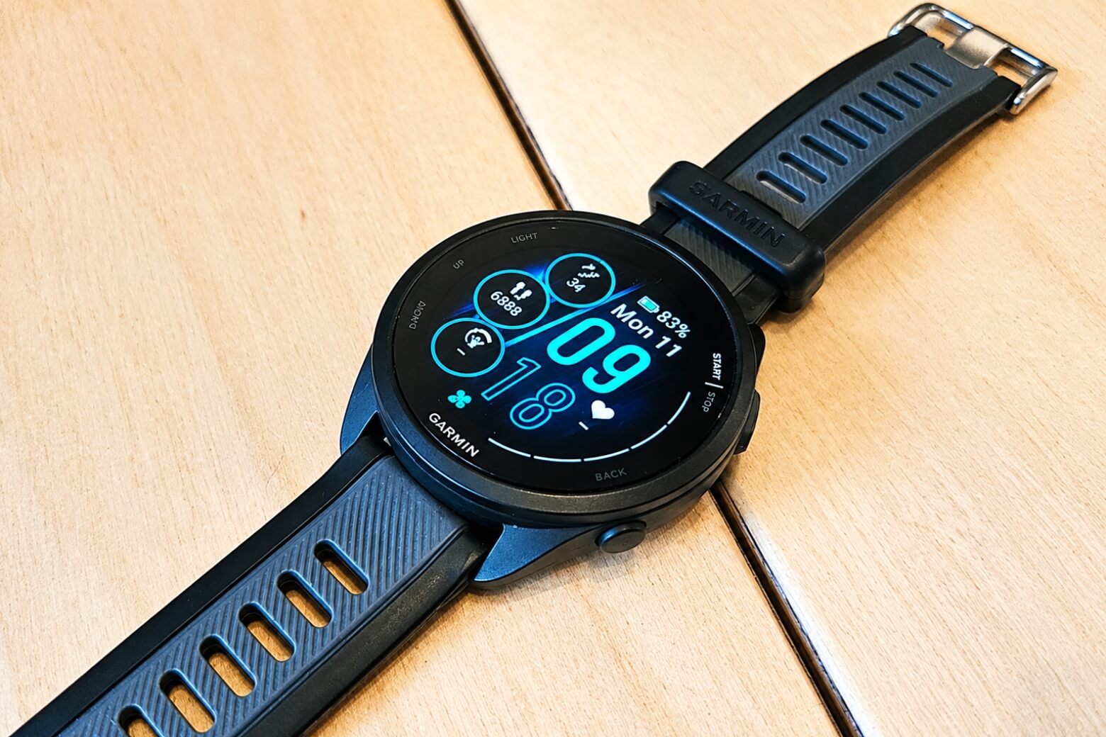 Trải nghiệm Garmin Forerunner 165 màn hình hiển thị đẹp