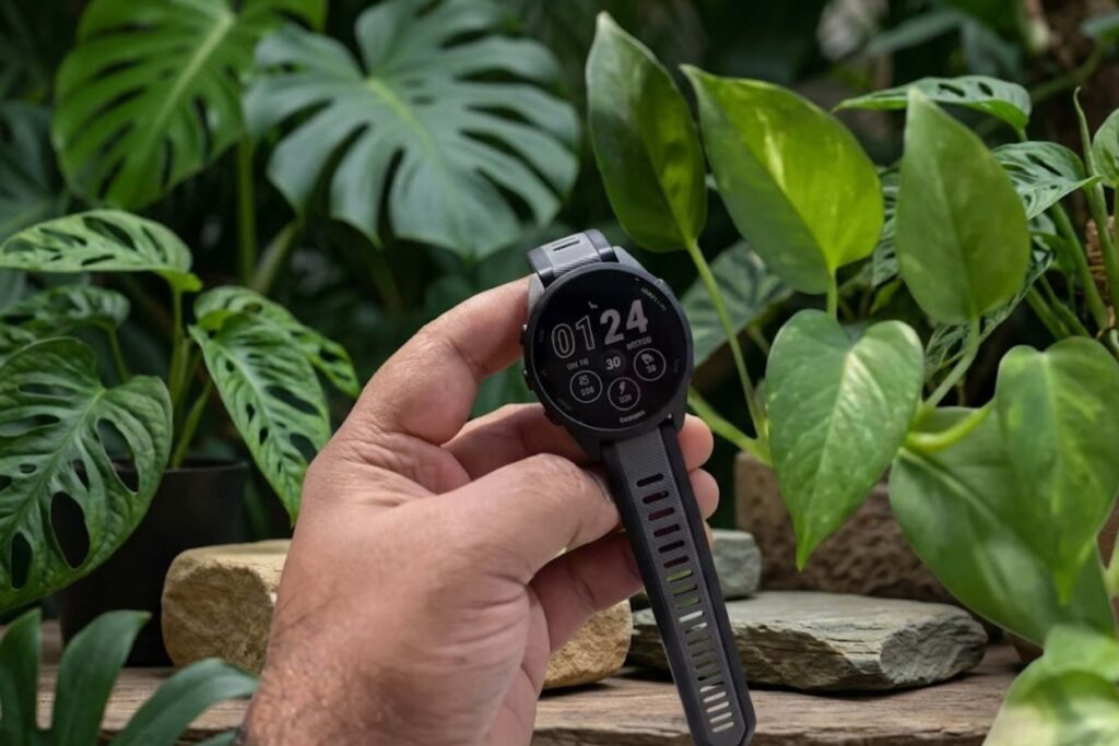Garmin Forerunner 165 nổi bật với màn hình AMOLED và khả năng hỗ trợ chạy bộ chính xác.