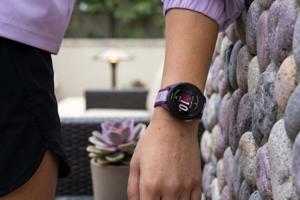 Forerunner 165 có thiết kế 43mm mỏng nhẹ 39g, đeo thoải mái cả khi chạy lẫn ngủ.