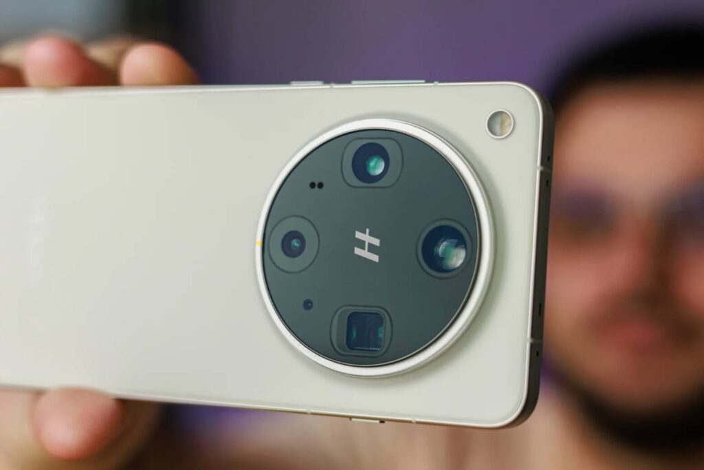 Trên tay OPPO Find X9 Ultra: Đánh giá chi tiết camera 200MP, Snapdragon 8 Elite và hiệu năng thực tế 12 Da Tundra Umber cho cảm giác cầm ấm, chắc tay, với chi tiết hoàn thiện đậm chất máy ảnh cơ học.