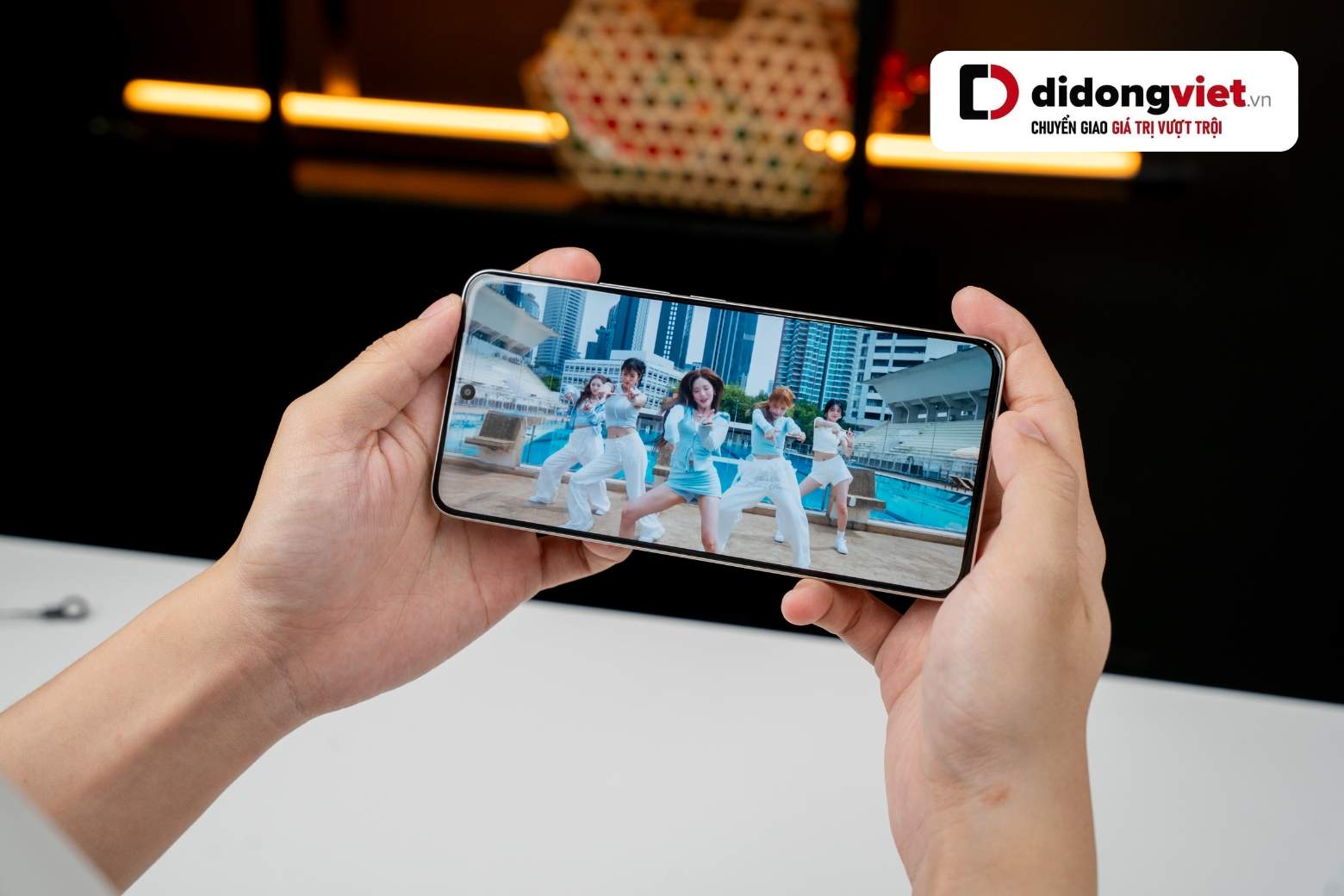 Trên tay Redmi Note 15 Pro 5G: Pin khủng nhưng bộ nhớ có chậm? 10 Trên tay Redmi Note 15 Pro 5G màn hình AMOLED sáng