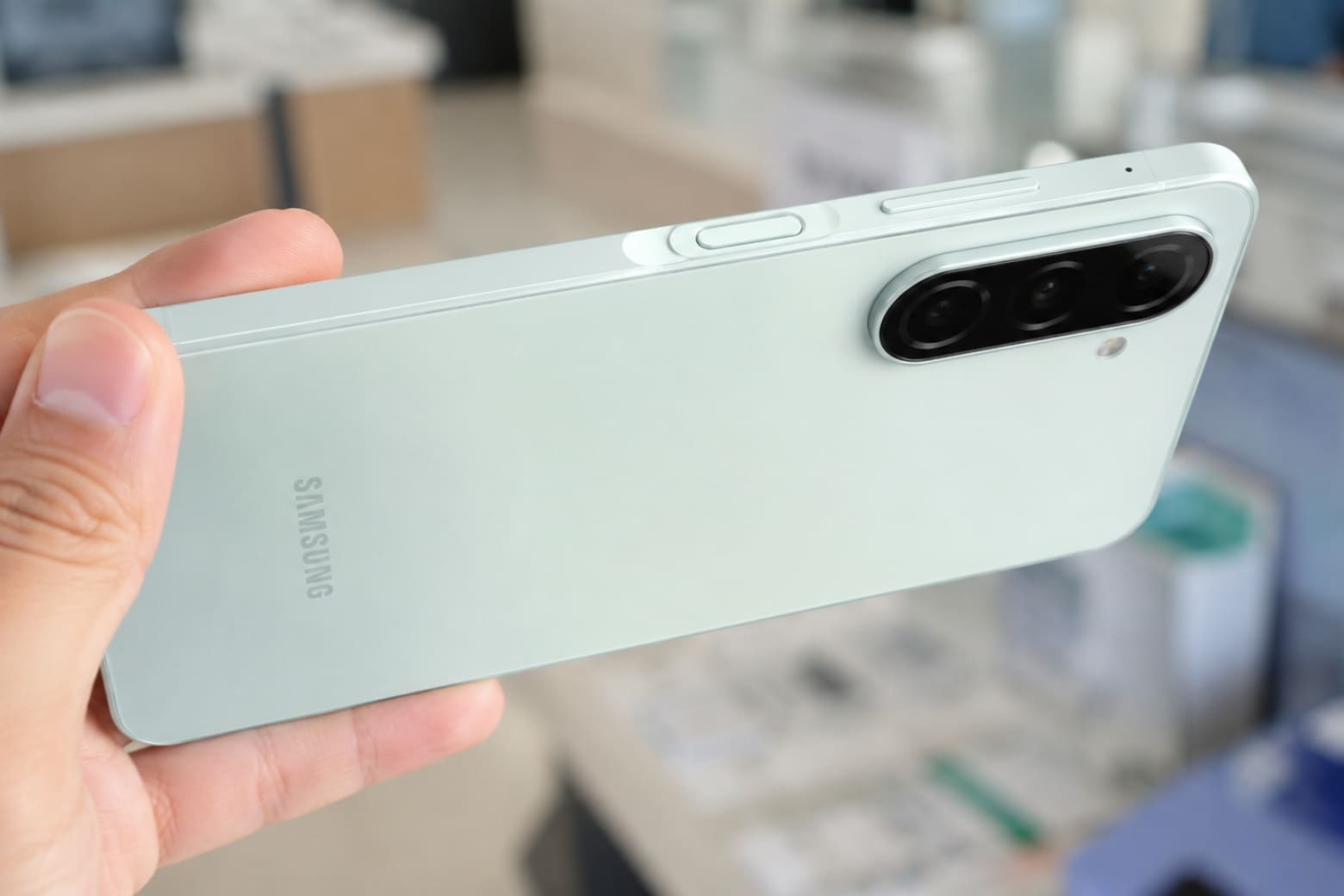 Trên tay Samsung A27 cảm giác cầm nắm thực tế với thiết kế Key Island
