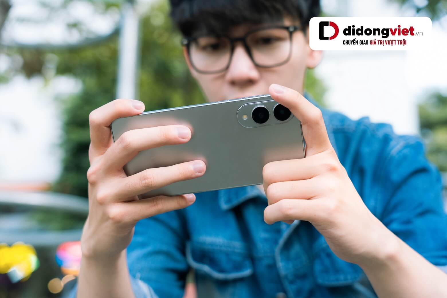 Trên tay Samsung Galaxy S25 Edge cầm ngang chơi game