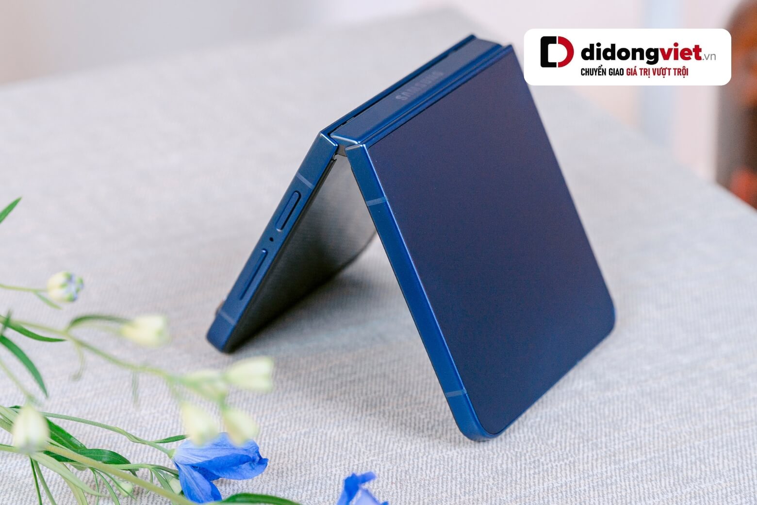 Trên tay Samsung Galaxy Z Flip7 bản lề khít