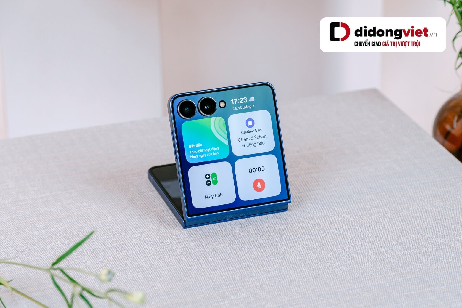 Trên tay Samsung Galaxy Z Flip7 màn hình phụ