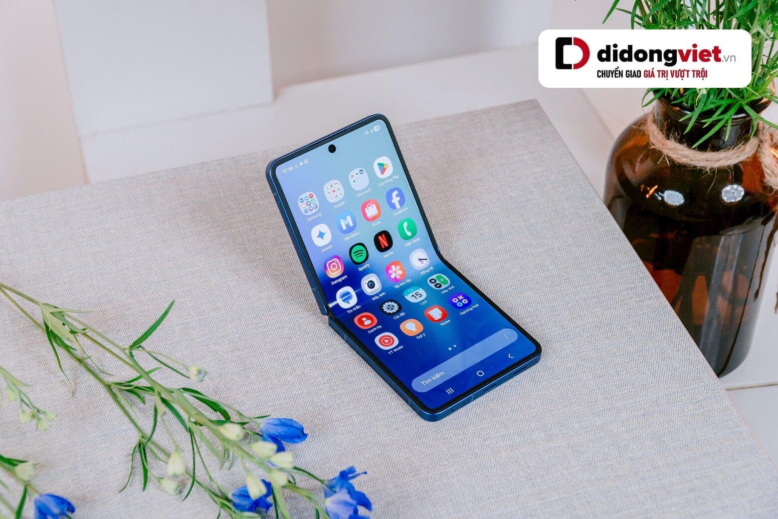 Trên tay Samsung Galaxy Z Flip7 nếp gấp màn hình
