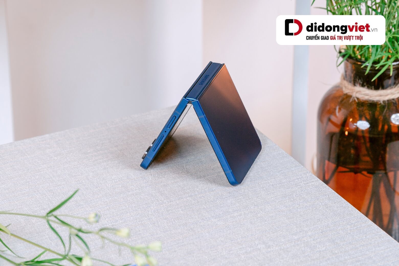 Trên tay Samsung Galaxy Z Flip7 thiết kế mỏng nhẹ