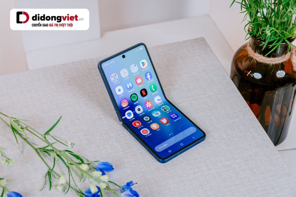 Cầm trên tay Z Flip7: Trải nghiệm bản lề mới và bài toán chi phí lên đời 7 Trên tay Z Flip7