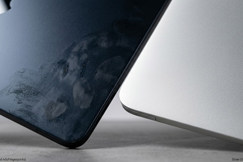 Độ bám dấu vân tay giữa MacBook Air M5 Midnight và Silver
