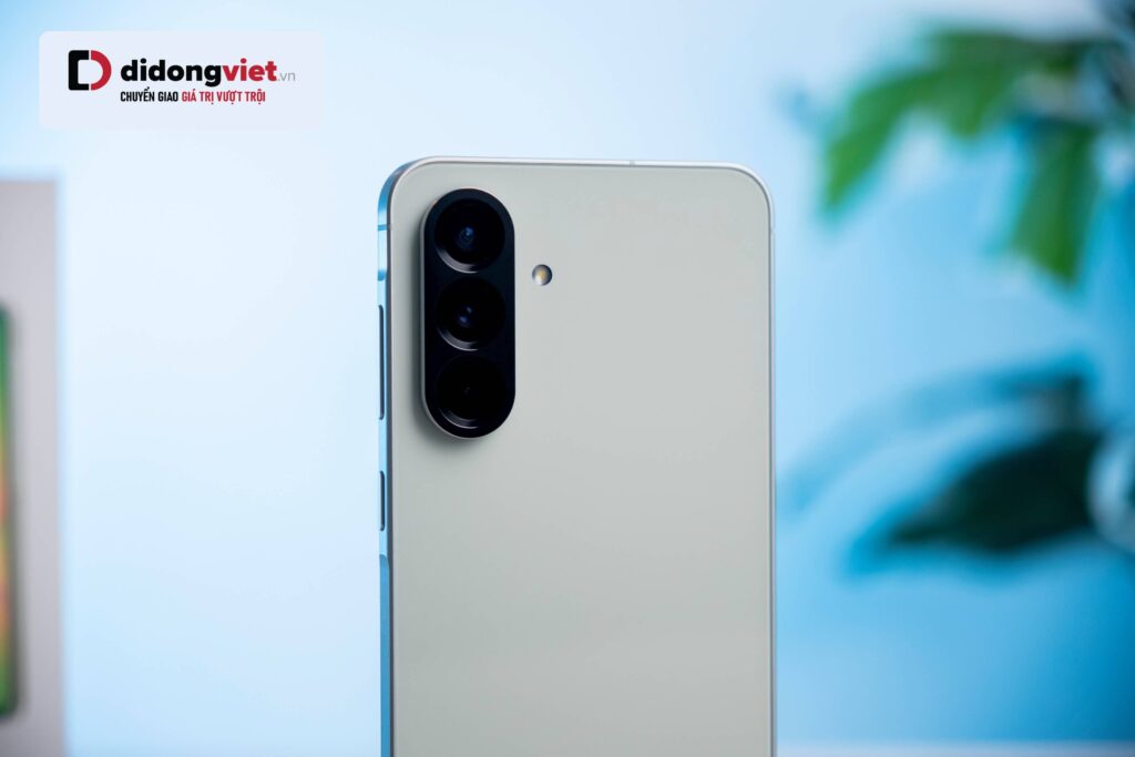 Có nên mua Samsung A56 ở thời điểm hiện tại? 13 Samsung Galaxy A56 5G nổi bật với thiết kế bền bỉ và hỗ trợ phần mềm lâu dài.